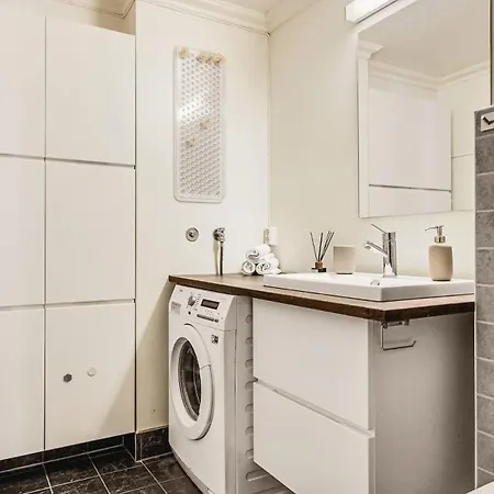 Apartment Dinbnb - Idyllic Location - 3 Bedroom *