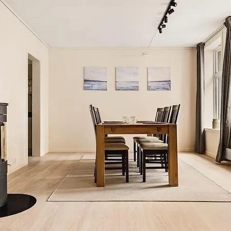 Apartment Dinbnb - Idyllic Location - 3 Bedroom *