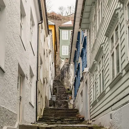 Dinbnb - Idyllic Location - 3 Bedroom *