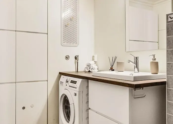 Apartment Dinbnb - Idyllic Location - 3 Bedroom *