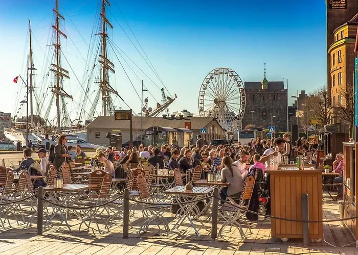 Dinbnb - Idyllic Location - 3 Bedroom Apartment *