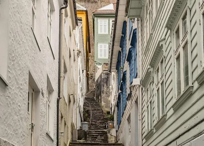 Dinbnb - Idyllic Location - 3 Bedroom *